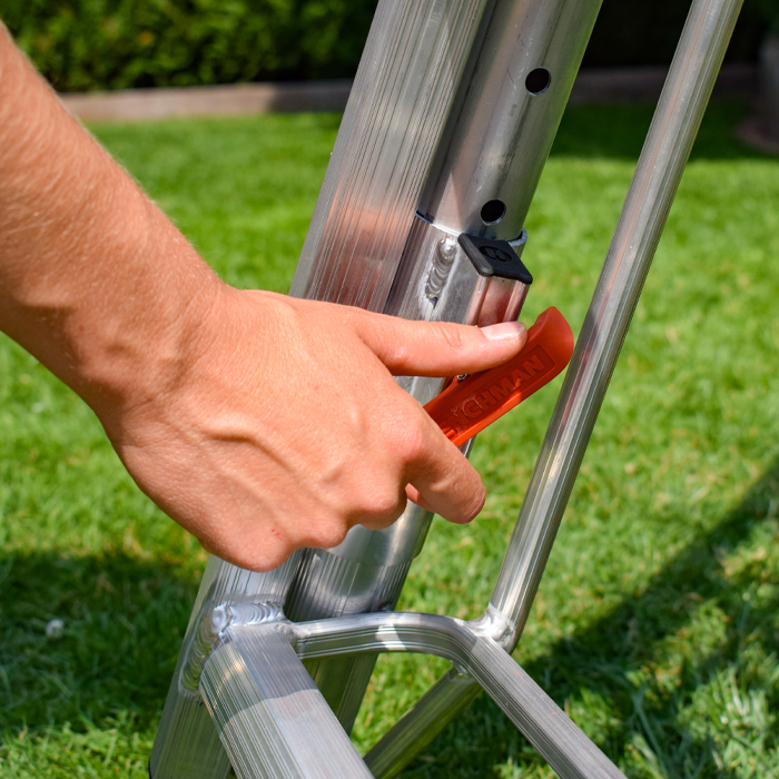 Adjusting the hedge-proof locking pin